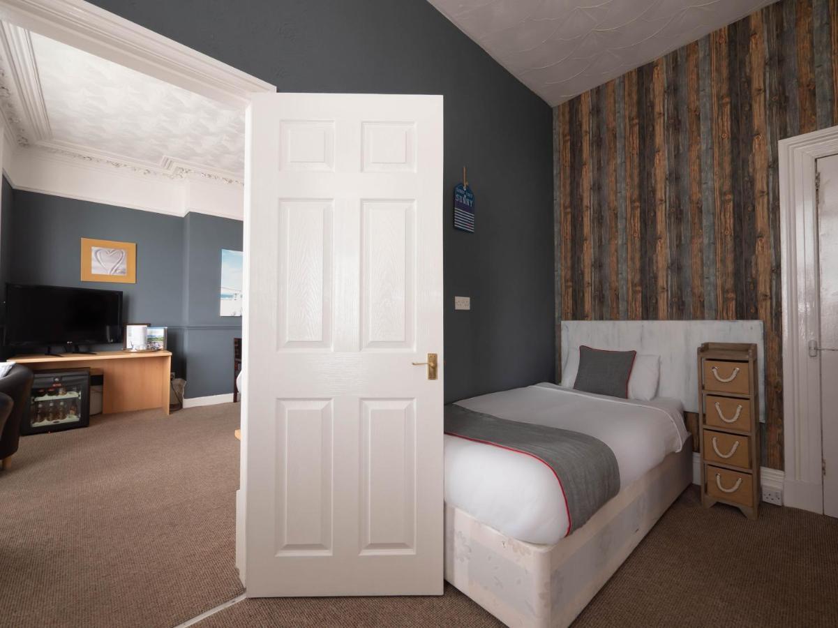 Oyo Pier Hotel Rhyl Zewnętrze zdjęcie