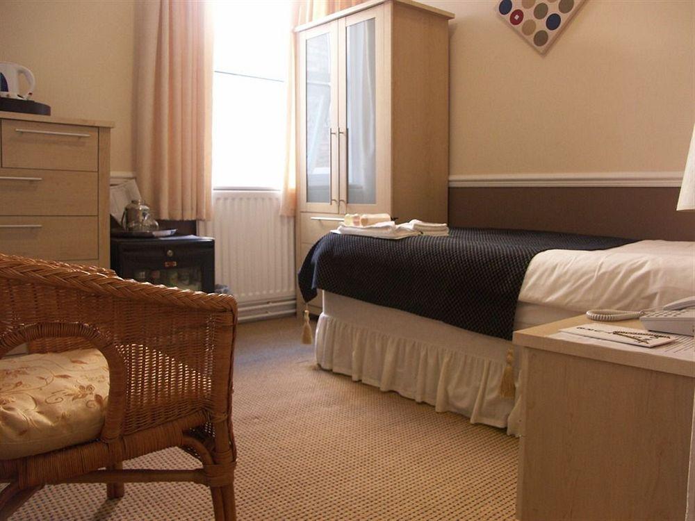 Oyo Pier Hotel Rhyl Zewnętrze zdjęcie